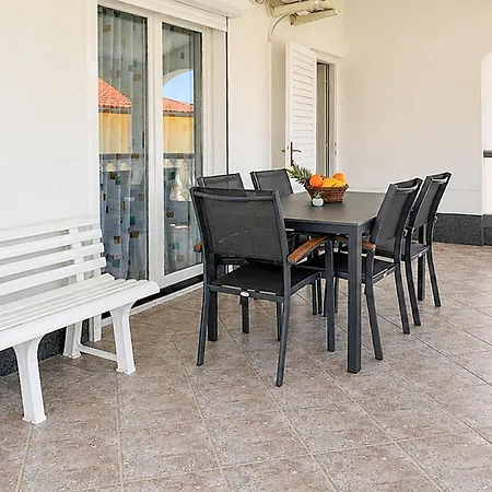 Casa vacanze Four-bedroom In Privlaka (Zadar)